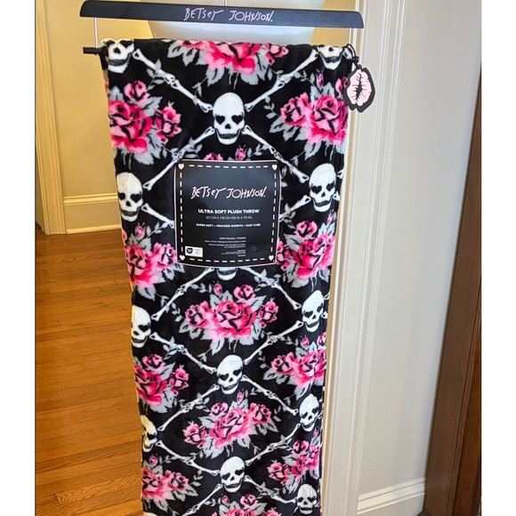 Betsey Johnson Other - Betsey Johnson Black and Pink Skull Throw Blanket